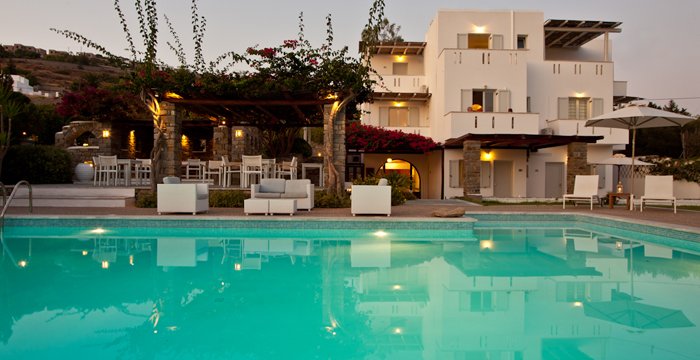 cheap hotel with swimming pool in Paros 